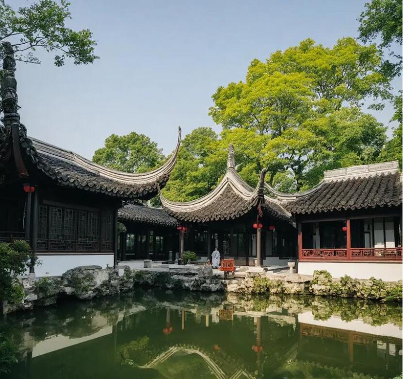 东兴区疯子土建有限公司